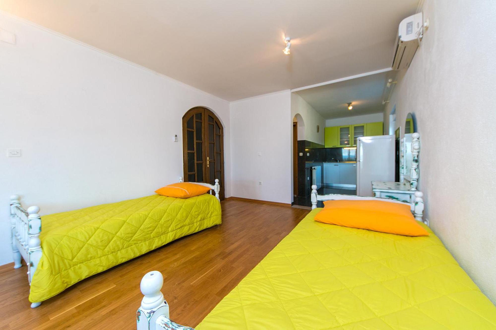 Adria Brela Apartments Rum bild