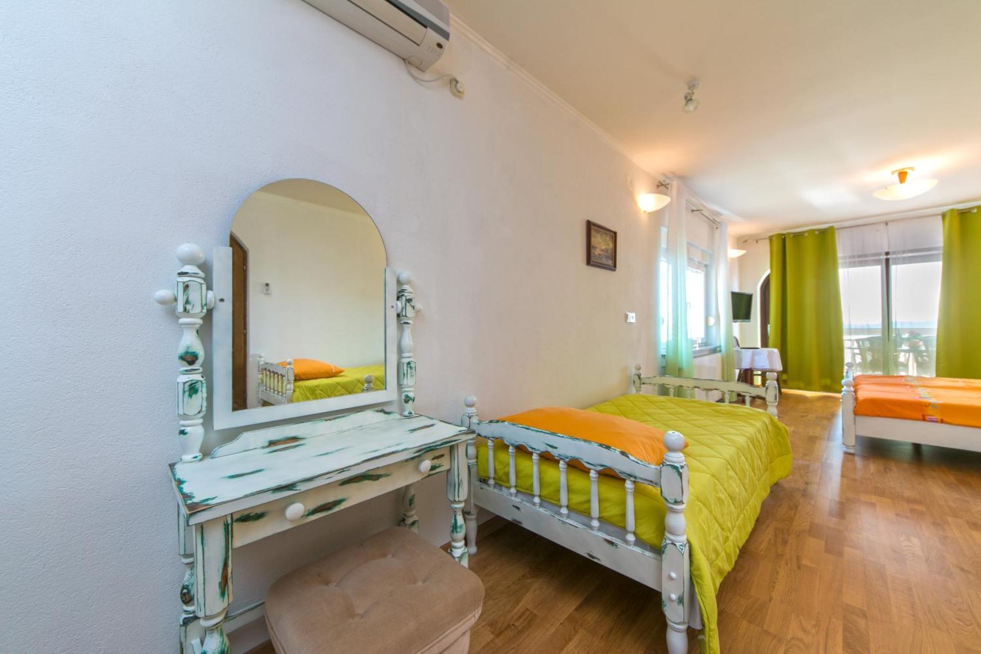 Adria Brela Apartments Rum bild