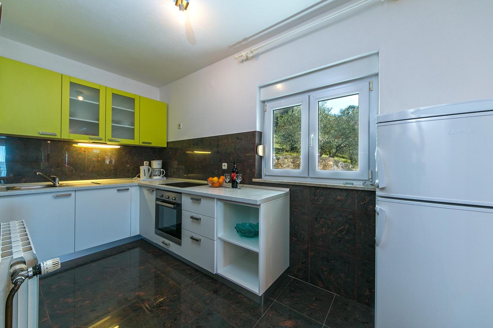 Adria Brela Apartments Rum bild