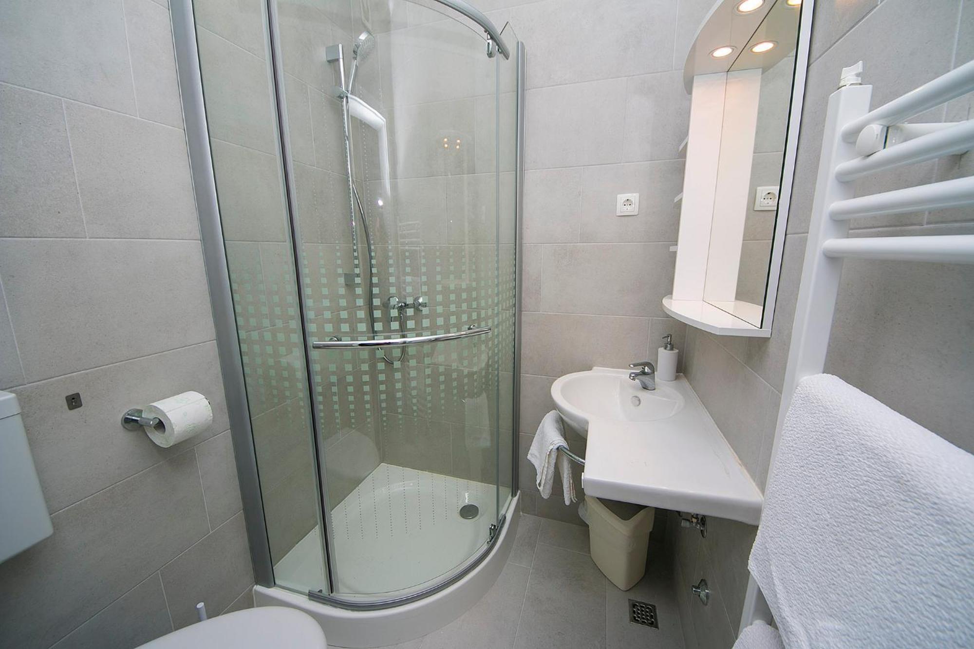 Adria Brela Apartments Rum bild