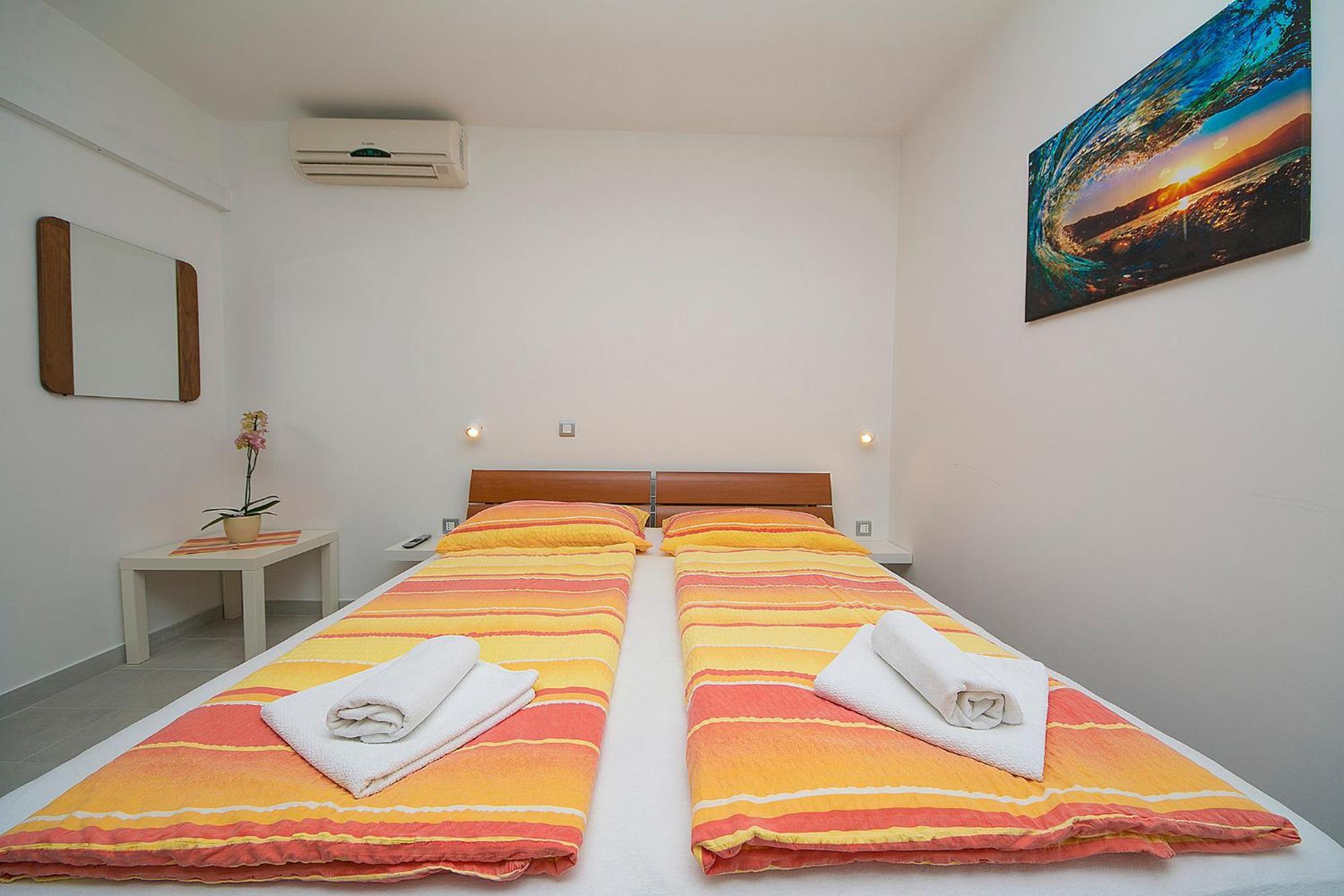 Adria Brela Apartments Rum bild