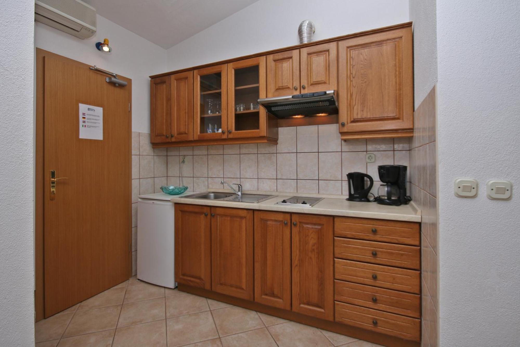 Adria Brela Apartments Rum bild
